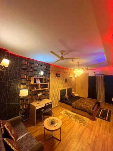 诺伊达Palm Breeze Luxury Studio Apartment的客厅里有一张沙发和一张桌子。