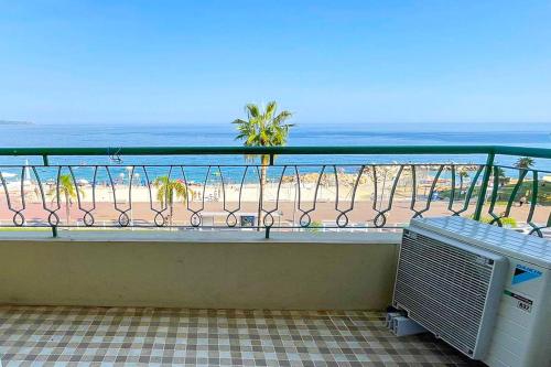 Elle comprend un balcon offrant une vue sur la plage. dans l'établissement Seafront Apartment for 6 Promenade des Anglais, à Nice