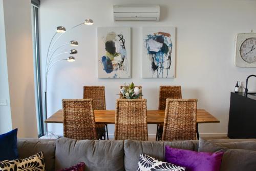 Χώρος καθιστικού στο Cosmo Stays- Penthouse with Incredible City View