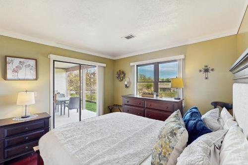 una camera da letto con un letto, una finestra e un tavolo di Check's Cozy Condo a Branson