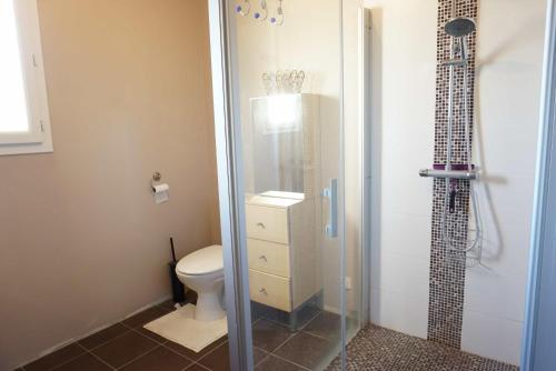 une salle de bain avec toilettes et douche en verre dans l'établissement LS1-370 - campagno, à Paradou