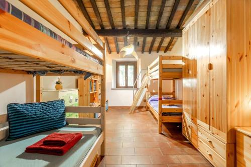 a room with two bunk beds in a cabin at Casale Bianca Luce in Santa Luce