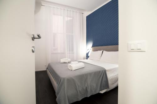 une chambre avec un lit avec deux serviettes dessus dans l'établissement Il Cioccolatino del Carmine, à Gênes