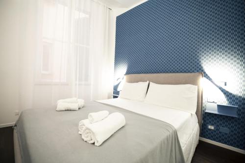 une chambre avec deux lits avec des serviettes dessus dans l'établissement Il Cioccolatino del Carmine, à Gênes