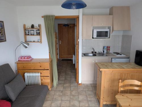 Kuchyň nebo kuchyňský kout v ubytování Studio le grizzli 50m to Ski Lift Free Parking