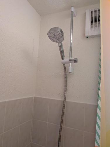 une douche avec pommeau de douche dans une salle de bain dans l'établissement Sleeps4 Alpine Apt -Walk to Ski Lift Free Parking, à Saint-Jean-dʼAulps