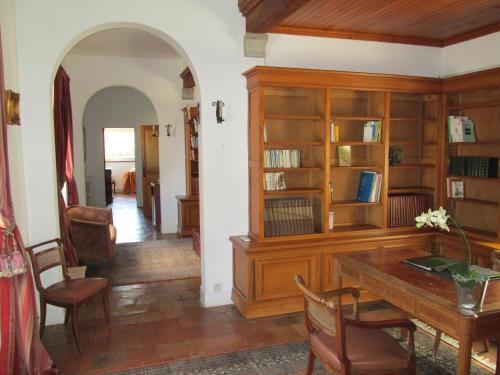 - un salon avec une table et une étagère dans l'établissement Appartement dans l'aile du château 130M2 6 personnes, à Carcassonne