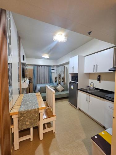 Kuchyň nebo kuchyňský kout v ubytování Casa Madayaw at Avida Abreeza