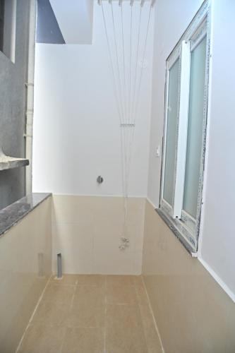 een kamer met een raam en een tegelvloer bij Modern 1 BHK in Kondapur in Prime Location #103 in Kondapur