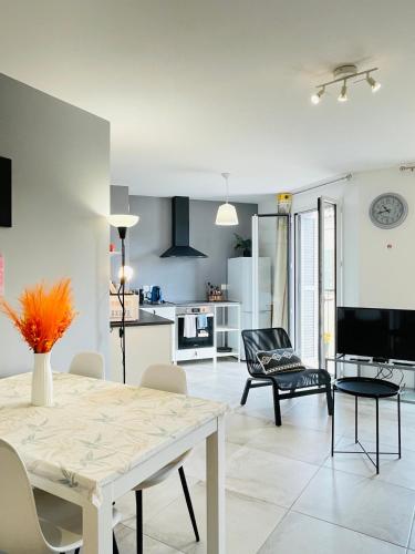 une cuisine et un salon avec une table et des chaises dans l'établissement Antibes Old Center Charming Brand New Apartment, à Antibes