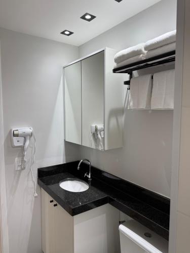 a bathroom with a sink and a mirror at O melhor do Brooklin 1301 in Sao Paulo