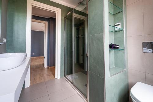 Un baño con ducha de cristal y lavabo. en Tiber Domus Fiumicino - Apt 6, en Fiumicino
