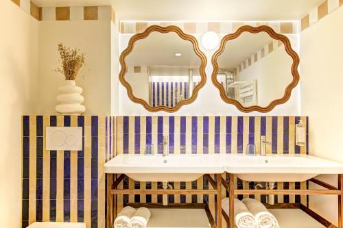 a bathroom with a sink and a mirror at Hôtel Gabriel in Menton