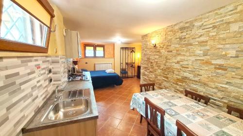 A kitchen or kitchenette at Alloggio Gladiolo
