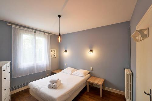 une chambre avec un lit avec deux animaux en peluche dessus dans l'établissement Colombier - Appartement 2 chambres - Proche gare, à Rennes