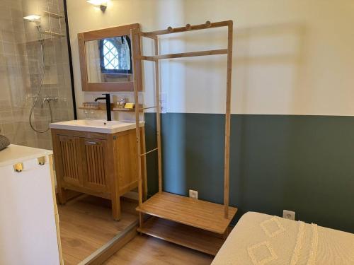 une salle de bain avec douche et lavabo dans l'établissement Les Floralies à Saint-Clair, au Lavandou