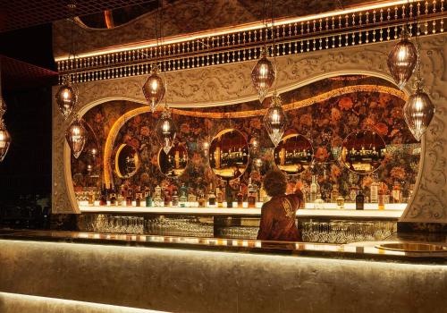 Ο χώρος του lounge ή του μπαρ στο Chateau Denmark London