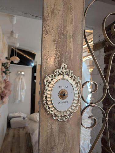 une porte métallique avec un panneau sur un mur dans l'établissement La Whiteroom de l'Artois, à Souchez