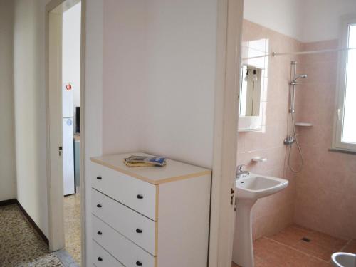 ein weißes Badezimmer mit Waschbecken und Dusche in der Unterkunft Holiday home SORA with air conditioning in Torre dellOrso in Torre dell'Orso