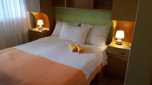- une chambre avec un lit et 2 serviettes dans l'établissement Apartment Nima Orebic, à Orebić