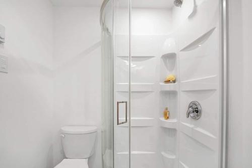 a bathroom with a shower and a toilet at Elegance, Confort Et Detente in Montréal