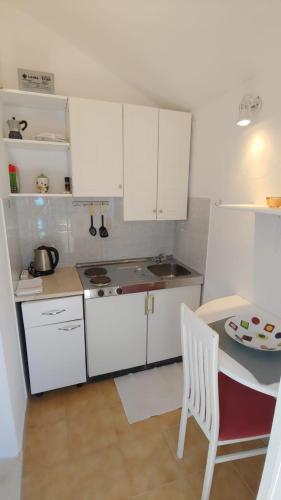 Studio apartment in Bol with balcony, air conditioning, WiFi, washing machine 3634-3