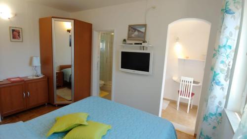 Studio apartment in Bol with balcony, air conditioning, WiFi, washing machine 3634-3