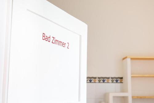 a white door with a sign that reads best kitchen at Pension Goldenes Schiff in Passau