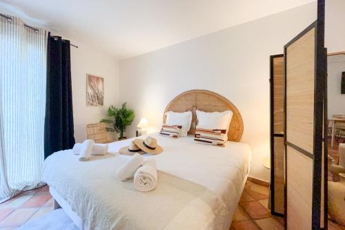 une chambre avec un lit avec des serviettes dessus dans l'établissement Place des Lices - NK, à Saint-Tropez