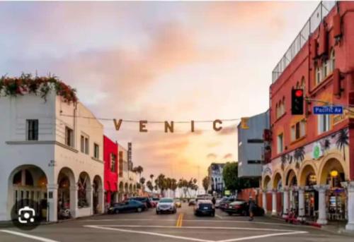 a city street with a street sign that reads venneau at Hosp Walk to Santa Monica Beach Pier in Los Angeles