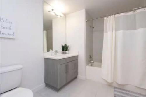 Koupelna v ubytování Hosp Walk to Santa Monica Beach Pier