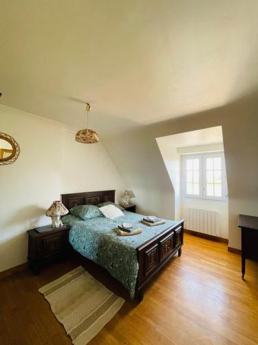 une chambre avec un grand lit et une table dans l'établissement Ti Breizh 8 pers 3km de la mer, à Guimaëc