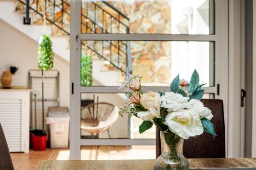 a vase of flowers sitting on a table at Villa Magnificent 5-star with sea view, jacuzzi and pool in Arguineguín