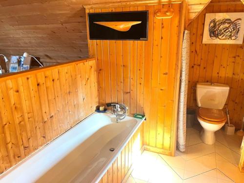 une salle de bain avec baignoire et toilettes dans l'établissement Maison de Famille Pen Morvan, à Combrit