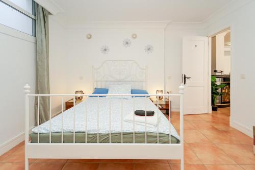 a bedroom with a white bed in a room at Villa Magnificent 5-star with sea view, jacuzzi and pool in Arguineguín