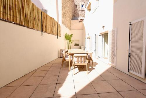 une salle à manger avec une table et des chaises dans l'établissement Appartement Centre Cannes, à Cannes