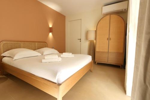 une chambre avec un lit avec des serviettes dessus dans l'établissement Appartement Centre Cannes, à Cannes