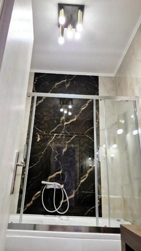 a bathroom with a large marble wall at SITIA CITY CENTER luxury apartment in Sitia