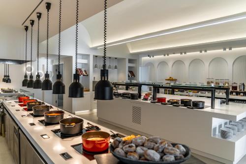 een grote keuken met veel potten en pannen bij Costa Grand Resort & Spa in Kamari