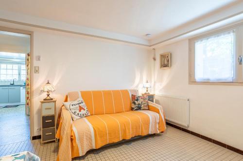 a bedroom with a bed and a window at Appartement Entre Mer et Marais in Challans
