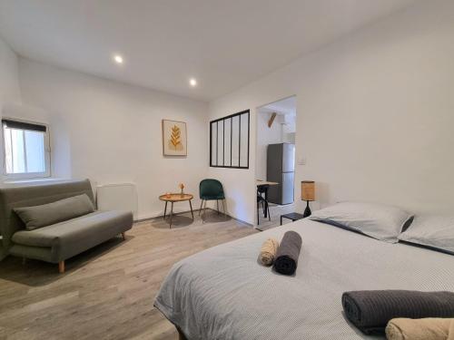 une chambre avec un lit, un canapé et une table dans l'établissement Renovated 2-room apartment in historic center, à Aix-en-Provence