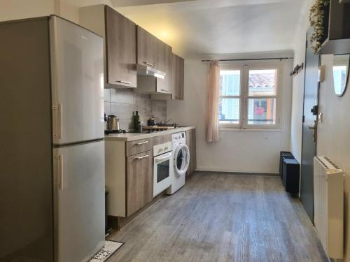 Il comprend une cuisine équipée d'un réfrigérateur et d'un lave-linge/sèche-linge. dans l'établissement Renovated 2-room apartment in historic center, à Aix-en-Provence
