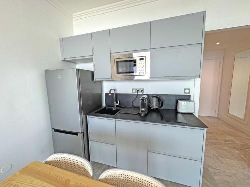La cuisine est équipée d'un réfrigérateur en acier inoxydable et d'un four micro-ondes. dans l'établissement Sea Front Holiday Saphir, à Nice