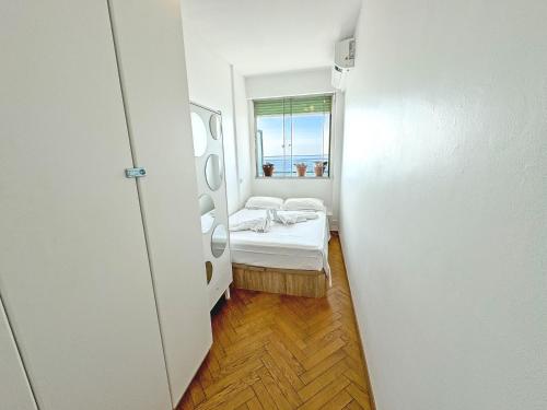 une petite pièce avec un lit et une fenêtre dans l'établissement Sea Front Holiday Saphir, à Nice