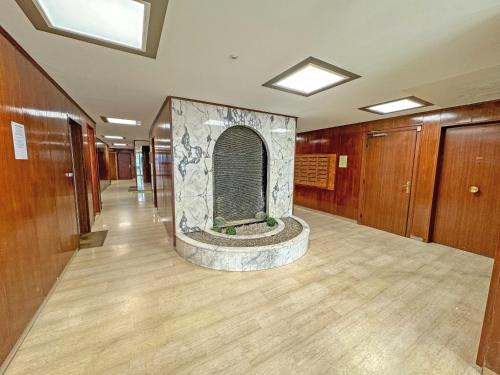 un couloir avec une cheminée en pierre dans un immeuble dans l'établissement Sea Front Holiday Saphir, à Nice