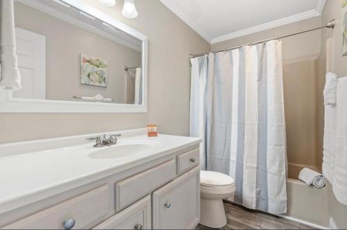 Bilik mandi di Charming 2 bed 2 bath condo in Sandestin Golf Cart Included!