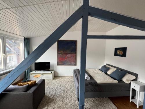 una sala de estar con una cama y un sofá en Cosy & central flat near Düsseldorf center, en Düsseldorf