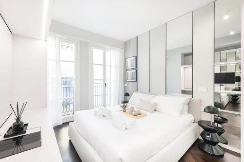 a white living room with a white couch at Easylife - Milano - Medici 5 P2D - Duomo in Milan