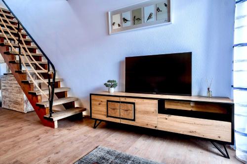 TV a/nebo společenská místnost v ubytování RelaxApartments BLACK FOREST Moments - Maisonette-Wohnung mit Sonnenbalkon, schnelles Internet, Nähe Triberger Wasserfälle, für bis zu 4 Personen