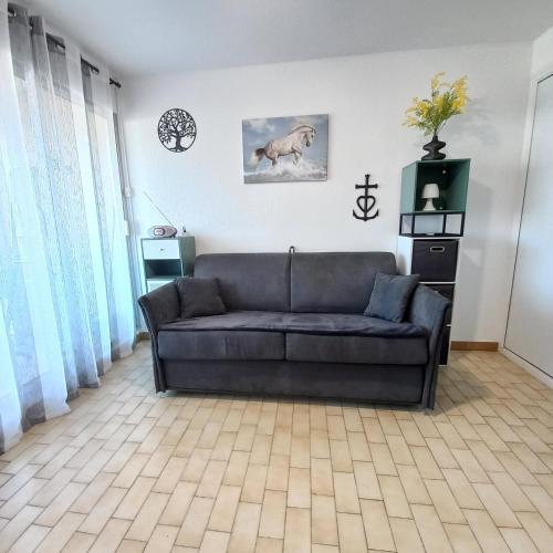 un salon avec un canapé noir dans une pièce dans l'établissement 